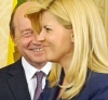 Traian Băsescu &icirc;și ia m&acirc;na de pe Elena Udrea